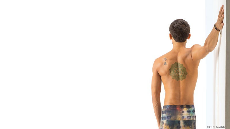Anatomy_278_02_FNL-WALL SHOULDER STRETCH 5 New Yoga Poses to Stretch Your Arms and Shoulders.