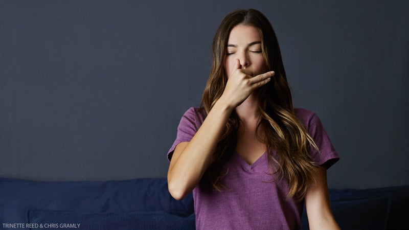 Frau praktiziert Chandra Bhedana Mondatem Meditation Pranayama