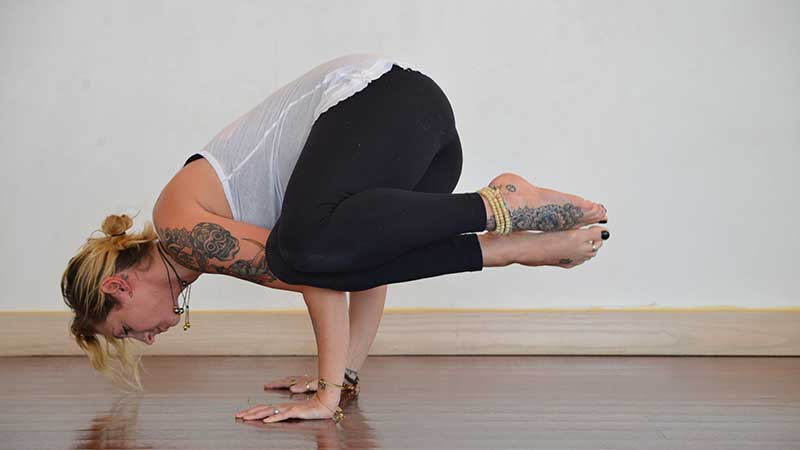 Stefanie Eris in Side Crow Stefanie Eris in Side Crow, parsva bakasana