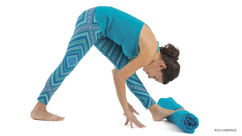 yogapedia_277_12_FNL-parsvottanasana-mod Amy Ippoliti, blanket, intense side stretch pose, parsvottonasana