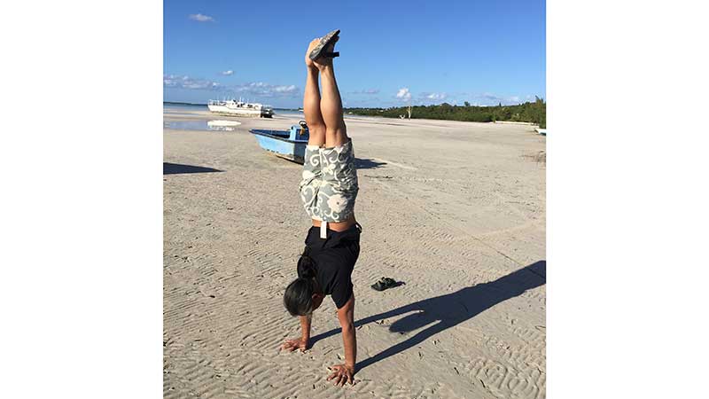 rodney-yee---handstand rodney yee, outdoor yoga, handstand, adho mukha vrksasana