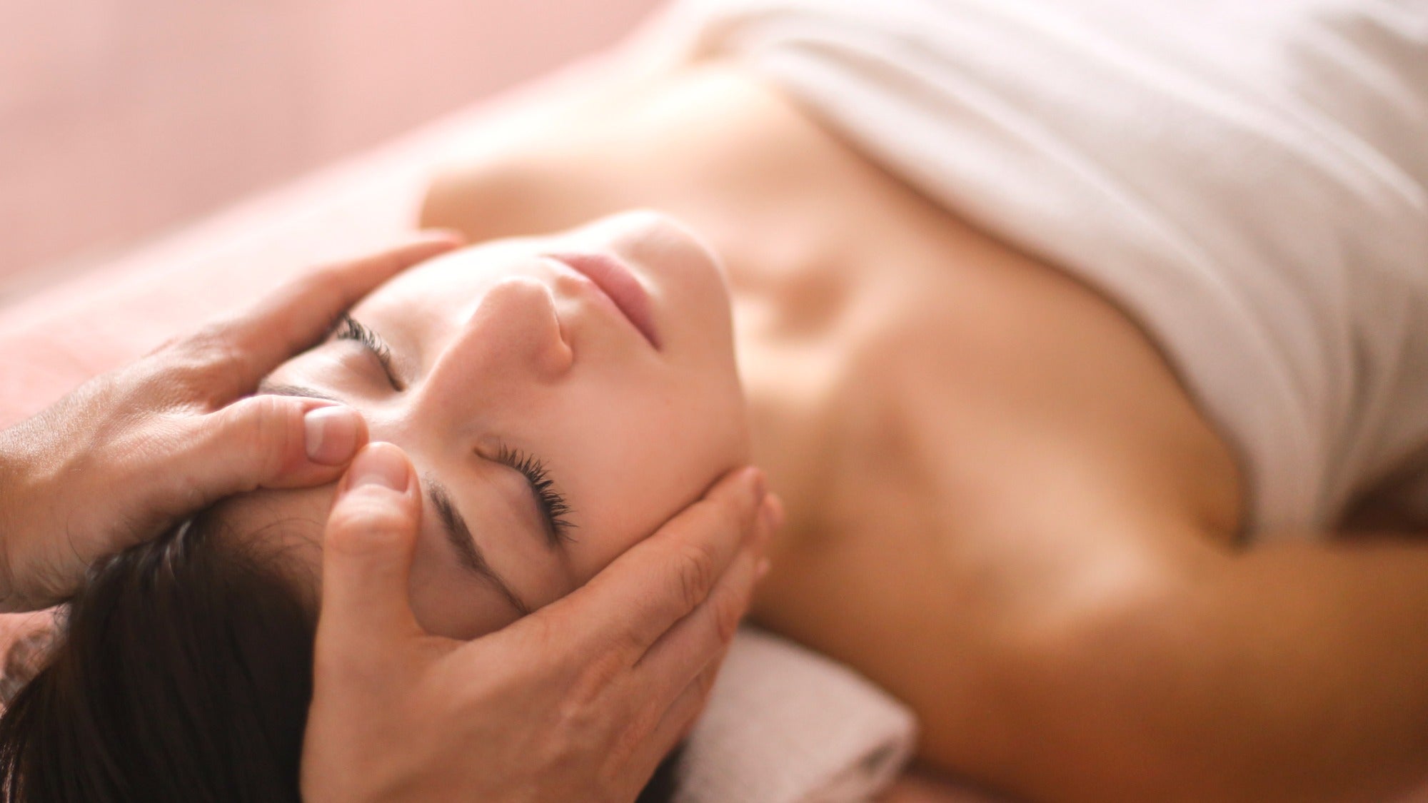 woman-having-a-head-massage-picture-id692135402 None