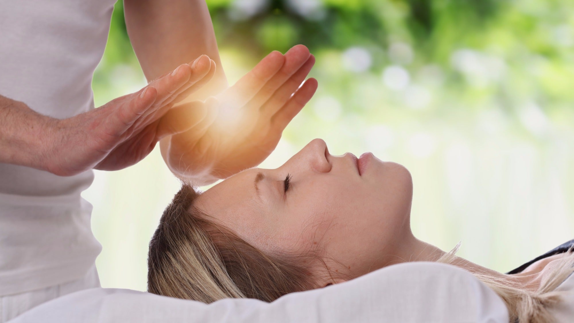 woman-having-reiki-healing-treatment-alternative-medicine-concept-picture-id645777576 None