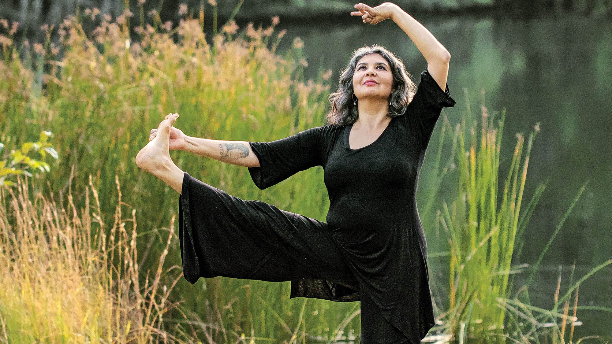 C Exhale as your arm lowers to your side and your foot relaxes. Repeat on the other side. Repeat both sides again, retaining your breath for 3 seconds. 
