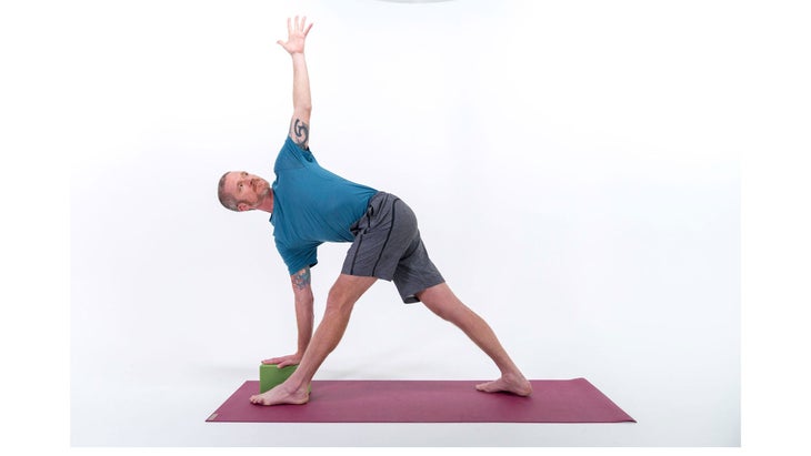 Man does Revolved Triangle modification with a block