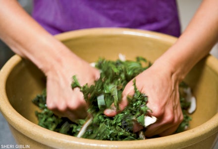 COOKING_214_07_sized hands cooking salad