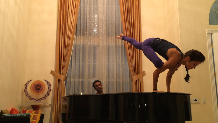 KristenSchneiderEkaPadaGalavasanaPiano.JPG Kristen Schneider Eka Pada Galavasana on a Piano