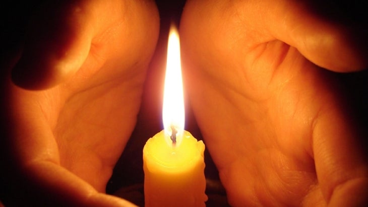 candle_in_hands candle_in_hands