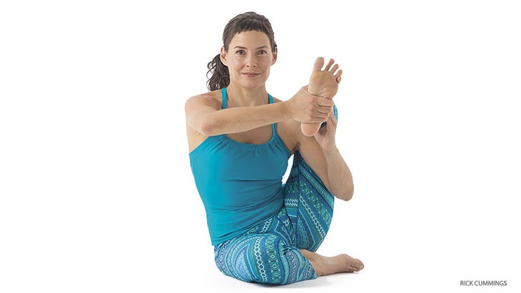 yogapedia_277_07_FNL-astavakrasana-prep Amy Ippoliti, Eight-Angle Pose Prep, astavakrasana