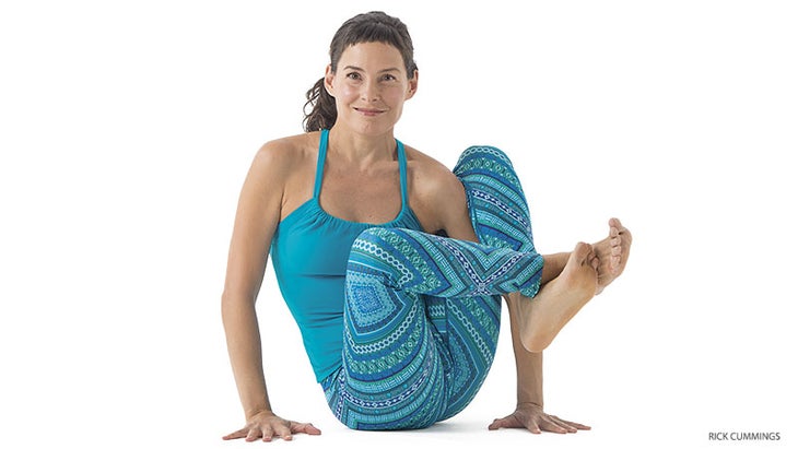 yogapedia_277_08_FNL-astavakrasana-prep Amy Ippoliti, Eight-Angle Pose Prep, astavakrasana