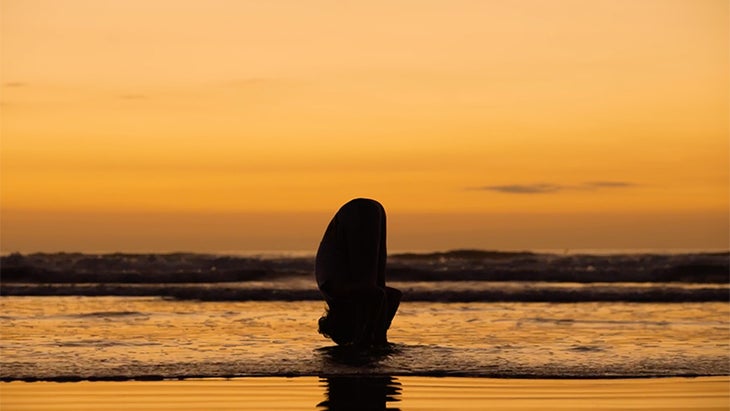 Shiva Rea performs Uttanasana with massage. Shiva Rea performs Uttanasana with massage.