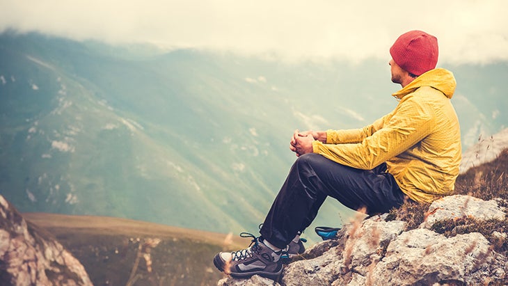 hombre meditando después de la caminata, sintiendo el cuerpo