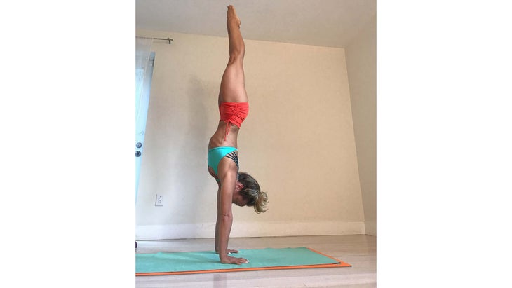 kino-handstand None