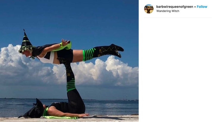 halloween2 Partner yoga in Halloween costumes