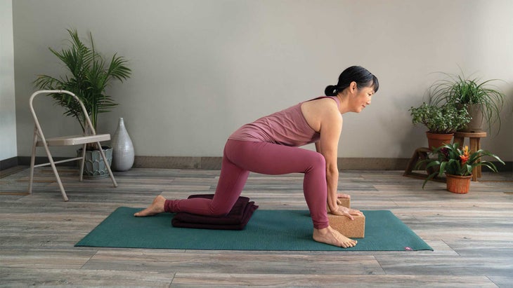 ANJANEYASANA,-WITH-CIRCULAR-MOVEMENT-AND-BLOCKS Anjaneyasana with blocks, pelvis