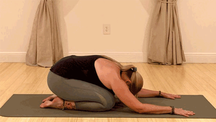 cat-movement2 Yoga and breathe deeper. Movement of the Cat (Chakravakasana); repeat.