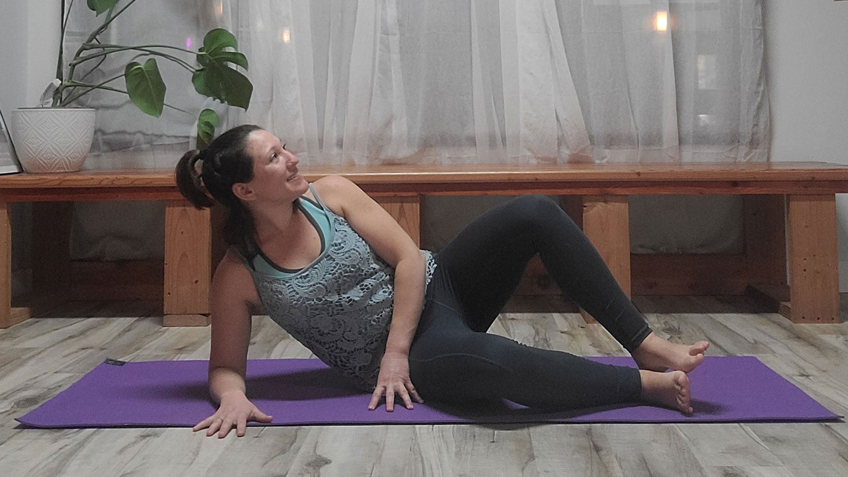 A person performs a clamshell exercise