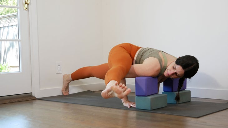 Sarah Ezrin demonstratesEka Pada Koundinyasana II with props