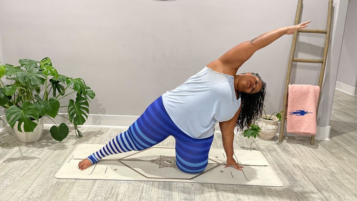 A person practices Utthita Parsvakonasana in yoga