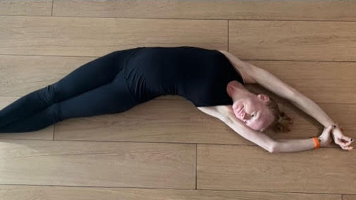 Claudia Japser demonstrates Bananasana