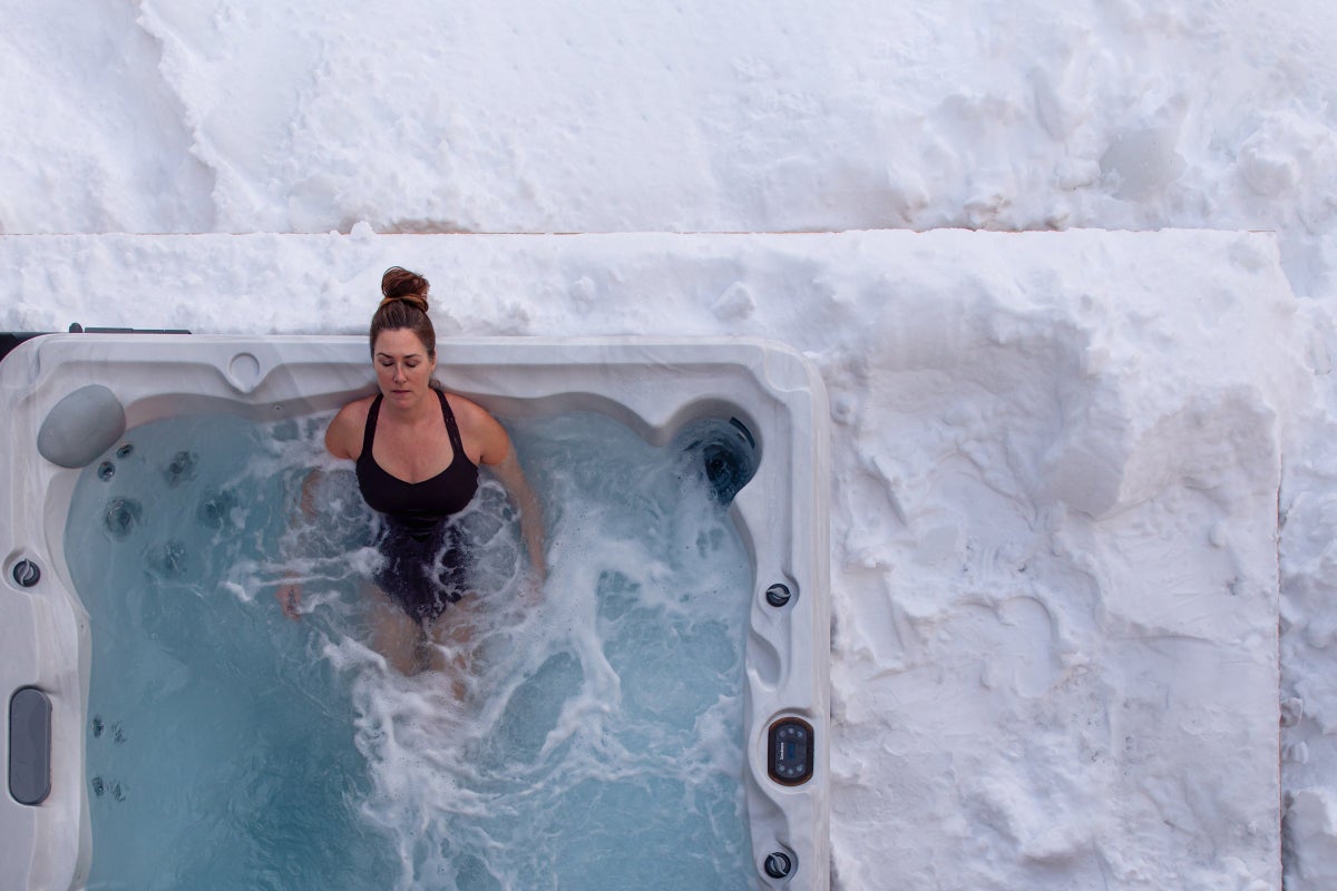 Should You Take a Hot or Cold Bath After Your Workout? Here's What Scientific Research Says