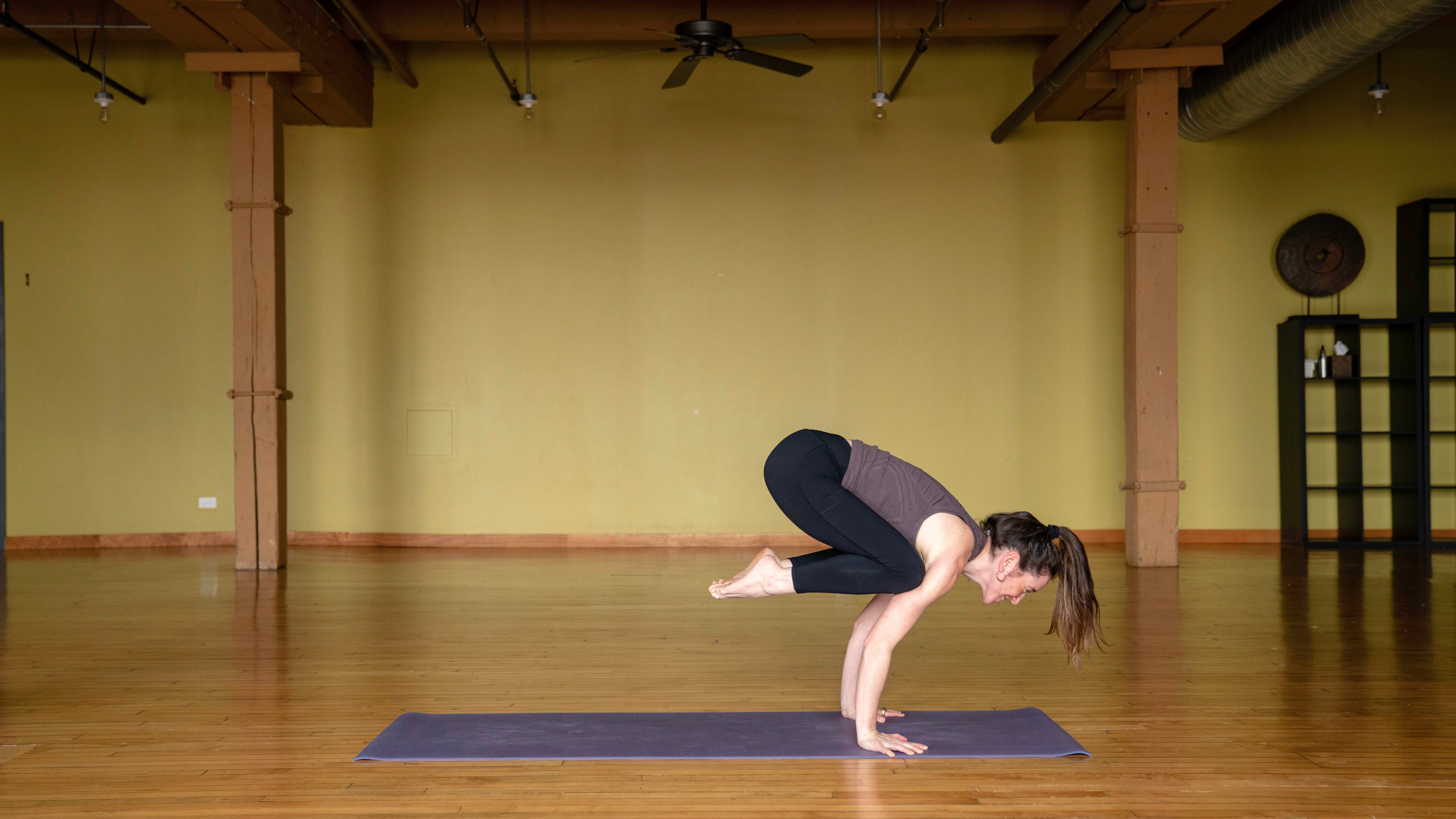 CCD06732 crow pose