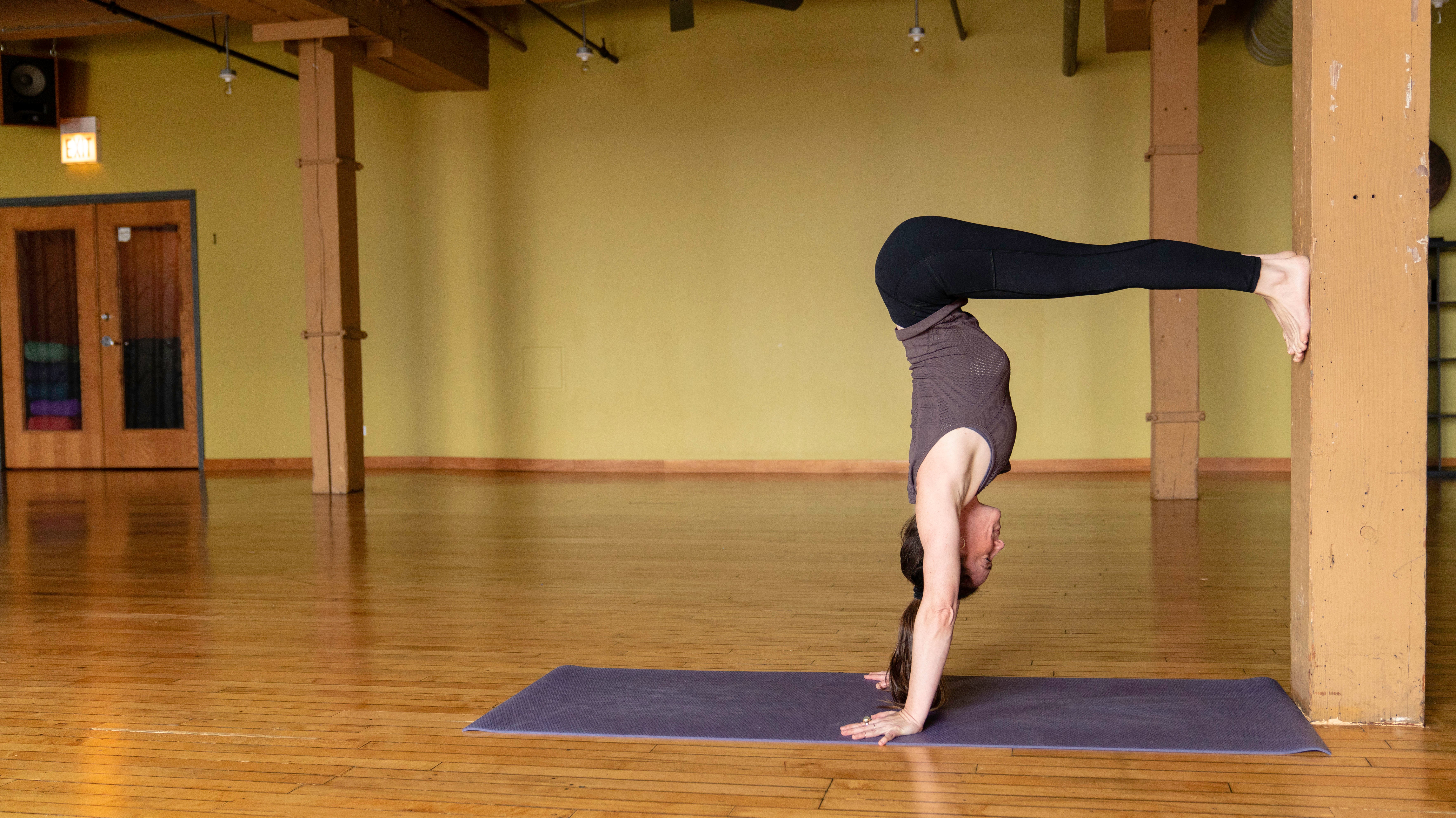 CCD06816 L-shape handstand